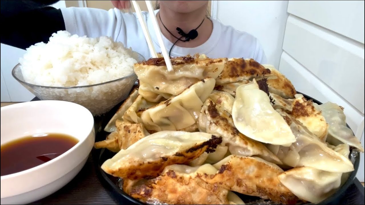 【ASMR，咀嚼音】Homemade Fried Dumplings and Rice！手作り焼き餃子とご飯！