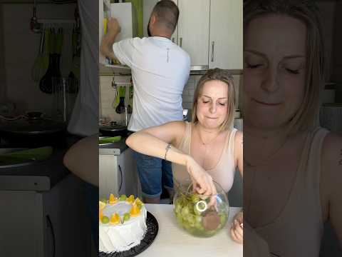 She Hid the Donut Under the Grapes! 😂🍩🍇 #funnycouple #funny #comedy