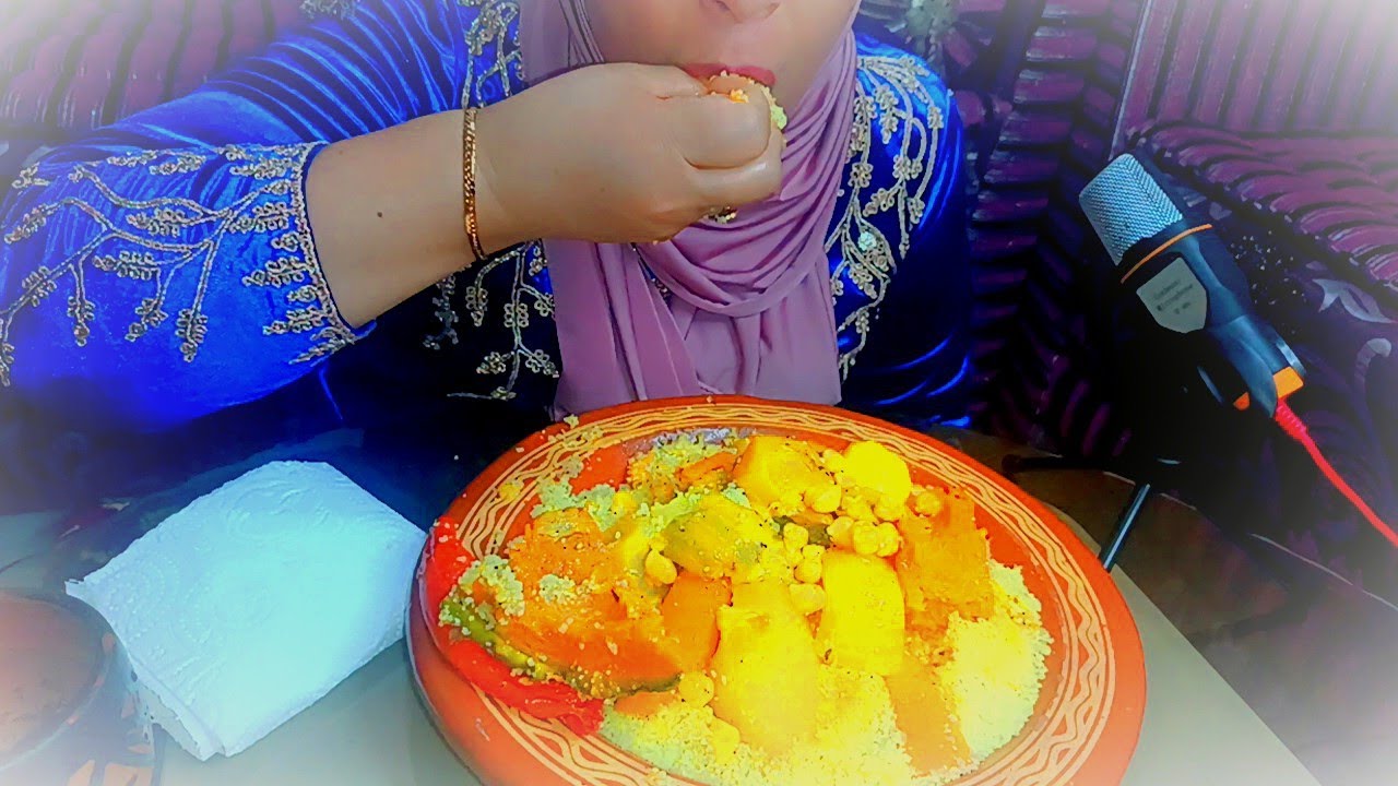 Couscous marocain #asmr food😋 كسكس مغربي على حقو و طريقو