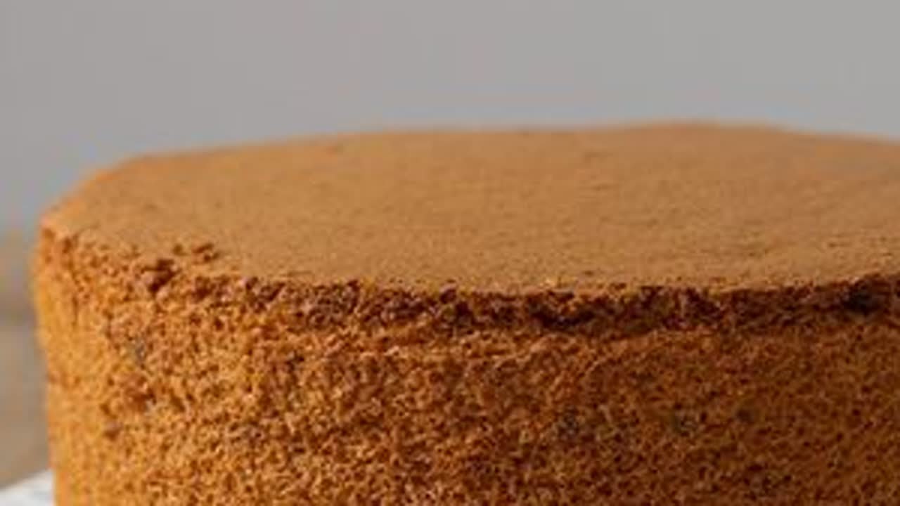 教你做红枣戚风蛋糕，不塌不裂气孔全开 秋冬养生季，一起来做个红枣戚风蛋糕吧，不塌不裂，枣香浓郁#红枣戚风蛋糕