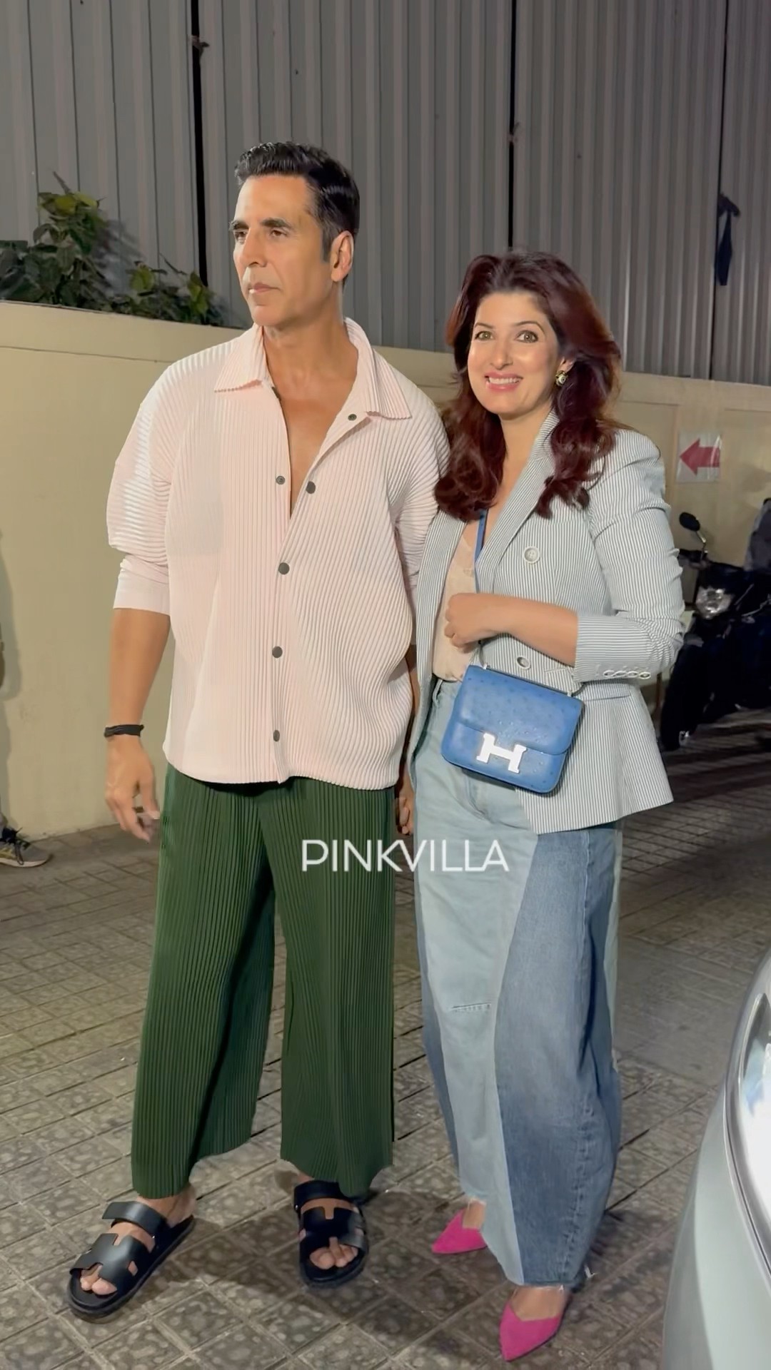 The way Akshay Kumar PROTECTS WIFE Twinkle Khanna? | #shorts #bollywood #couplegoals