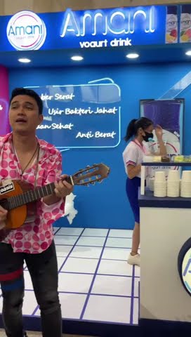 Aldi Taher di Booth Amani Yogurt JakartaxBeauty!