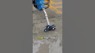 Anh chàng mang siêu xe mô tô mini 1/12 đi đổ xăng 🤔