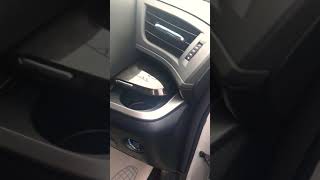 Скрытый подстаканник в высокой комплектации Toyota Alphard