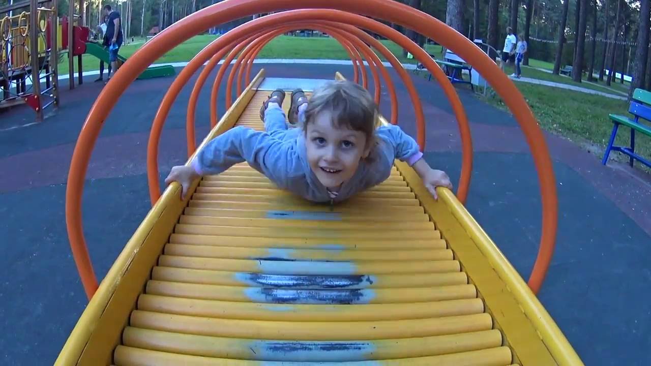 Детский аттракцион паровозик в парке. Парк видео для детей. Парк видео для детей. Дети катаются на качелях каруселях на детской площадке. Парк видео для детей.