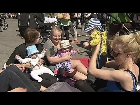 زنان دانمارکی می خواهند آزادانه به کودکان خود شیر بدهند