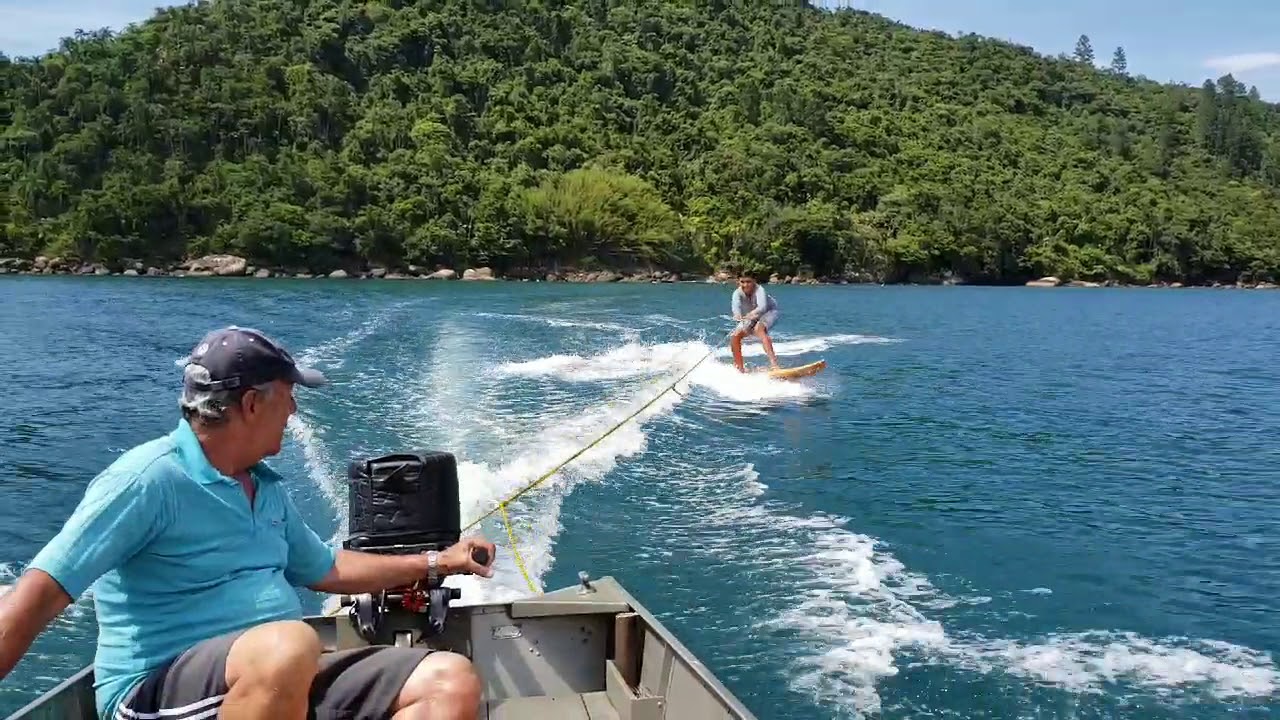 Felipe Colletes surfando atrás do barco (wake surf)