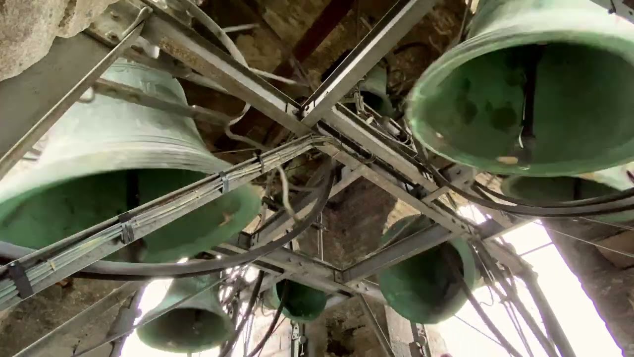 Праздничный звон восьми колоколов главной церкви Домодоссолы (Италия)