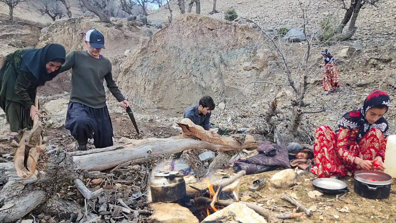 Зимнее топливо! 🪵 Тяжелый труд по сбору традиционных дров для нашего деревенского дома 🏔️🔥