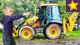 Про трактор в работе. Желтый трактор ровняет землю. Видео для детей  Video for kids
