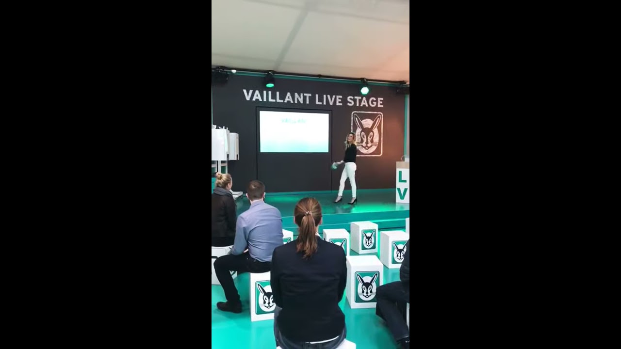 Messemoderatorin Maxi Sarwas moderiert für Vaillant