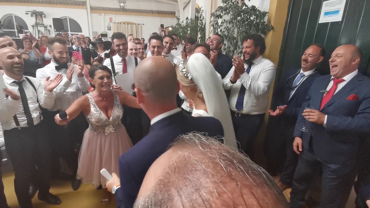 Cantandole en su boda, a mi hermano y cuñada. 20/7/2019