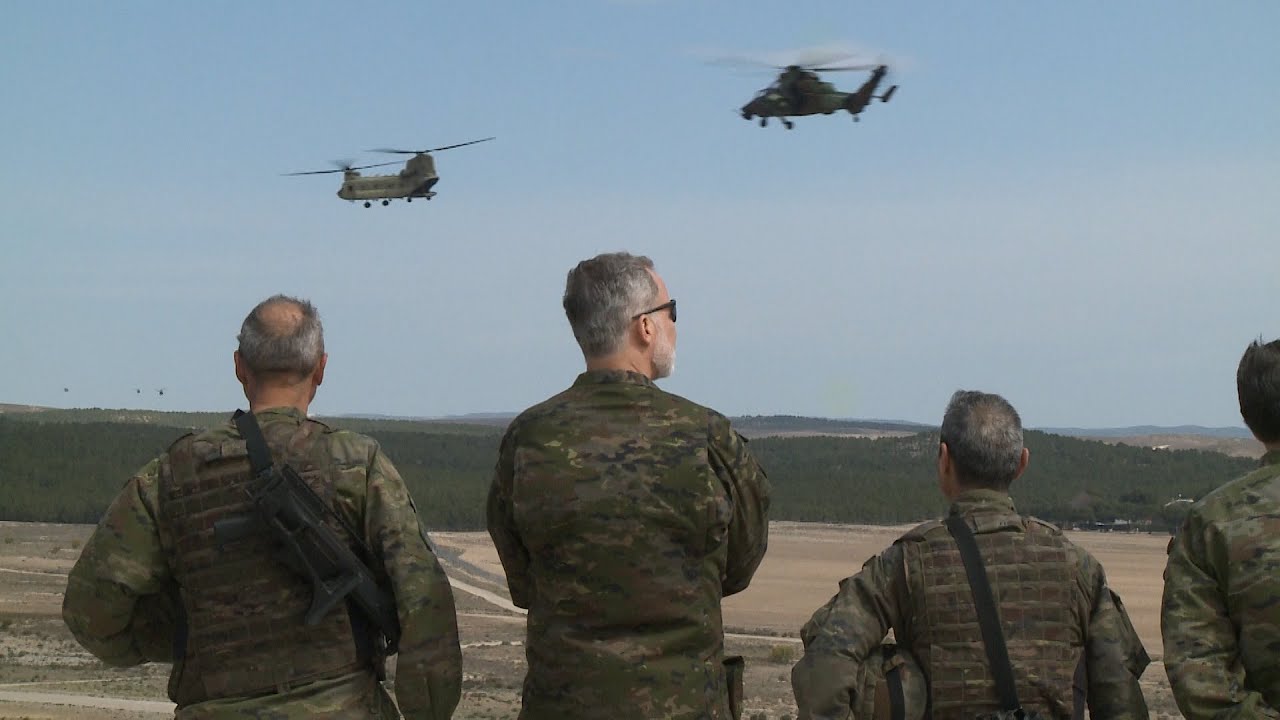 El Rey realiza maniobras en San Gregorio y visita a los heridos ucranianos del Hospital Militar