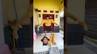 Proses Memakai Kostum Buto