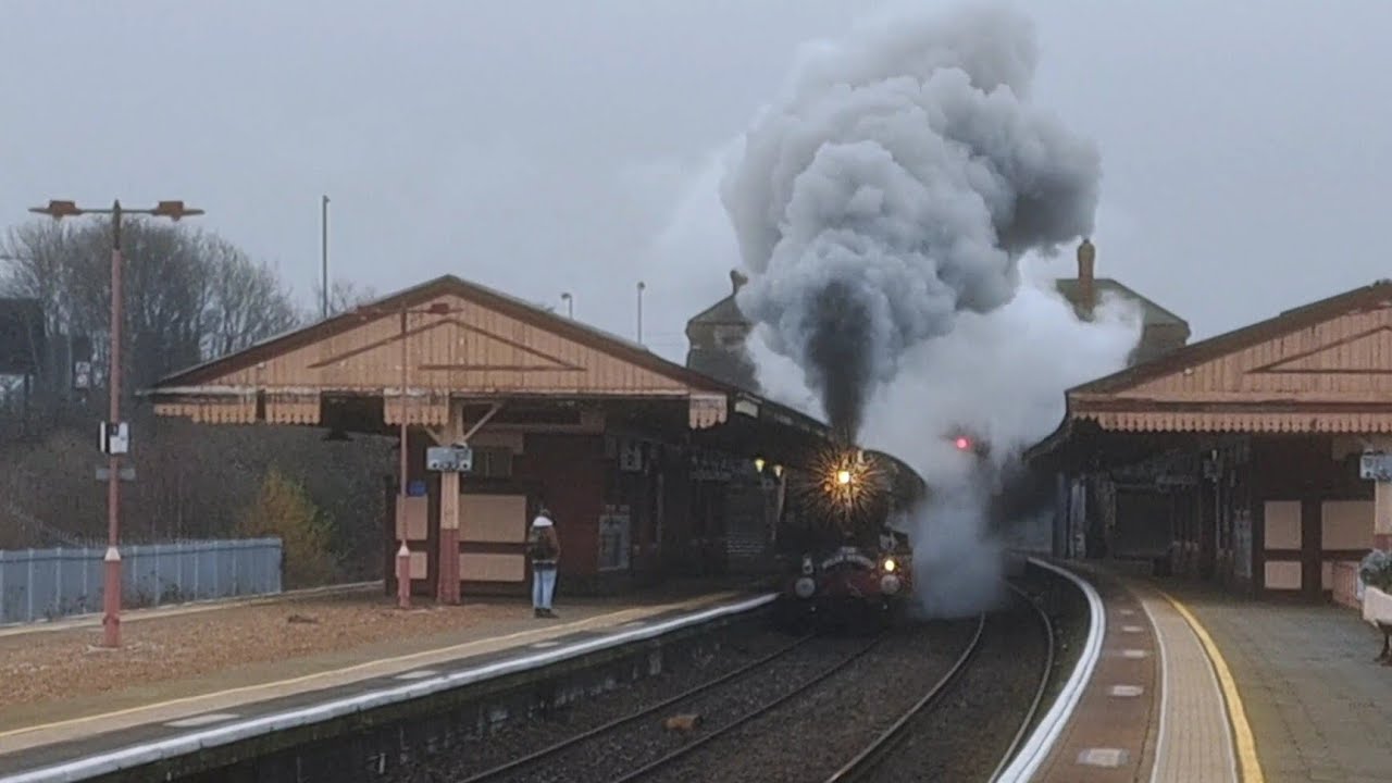 Vintage Trains penultimate Polar Express of 2025 with 5043 & 47773. Flames at Widney Manor 22/12/25