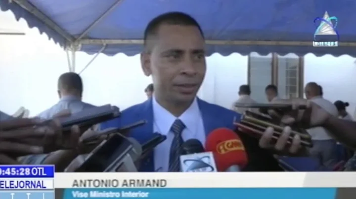 komandu jeral PNTL Sei Halo Demisaun Ba Membru Polisia Nain Hát (Radio)