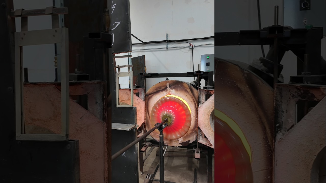 Spinning out a huge glass plate #satisfying #glassblowing #sculpture #glassart