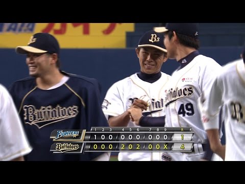 【プロ野球パ】プロ初先発マスクの若月、勝利に導きウイニングボール手に笑み 2015/09/25 Bs-F