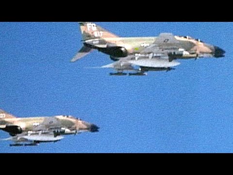 F-4 Phantoms & Vietnamese MiG-21s Face Off in Aerial Dogfight