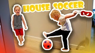 Играем в футбол дома. We play soccer at home