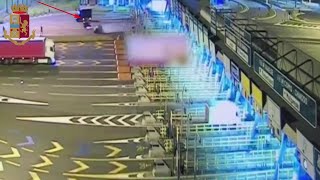 Incidente mortale al casello A4: il video dell"    auto che travolge il veicolo con le due donne screenshot 1