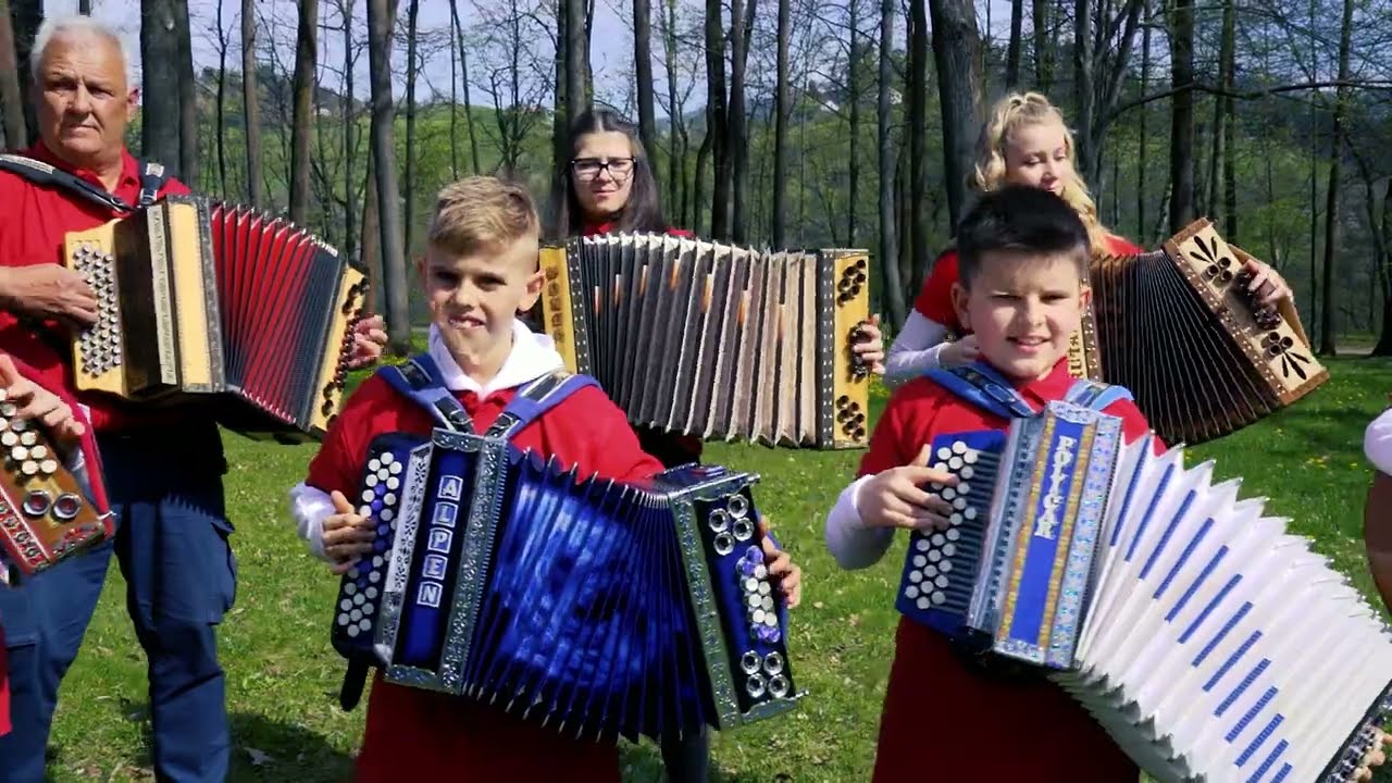 100 + učencev in skladba Veseli Ribnčan (Glasbena šola ROŠER)