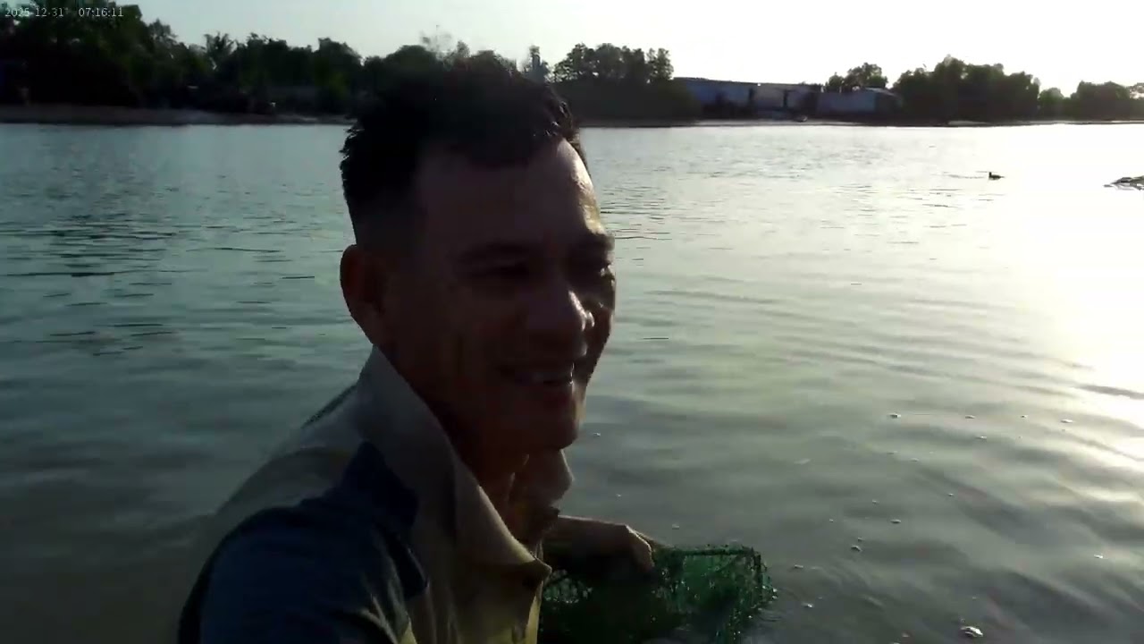 Đặt Lú dưới Sông trúng Cua Đá,Cá,Sam đầy lú mới ghê chứ. Sông cho gì ăn nấy, coi mà thèm nha bà con