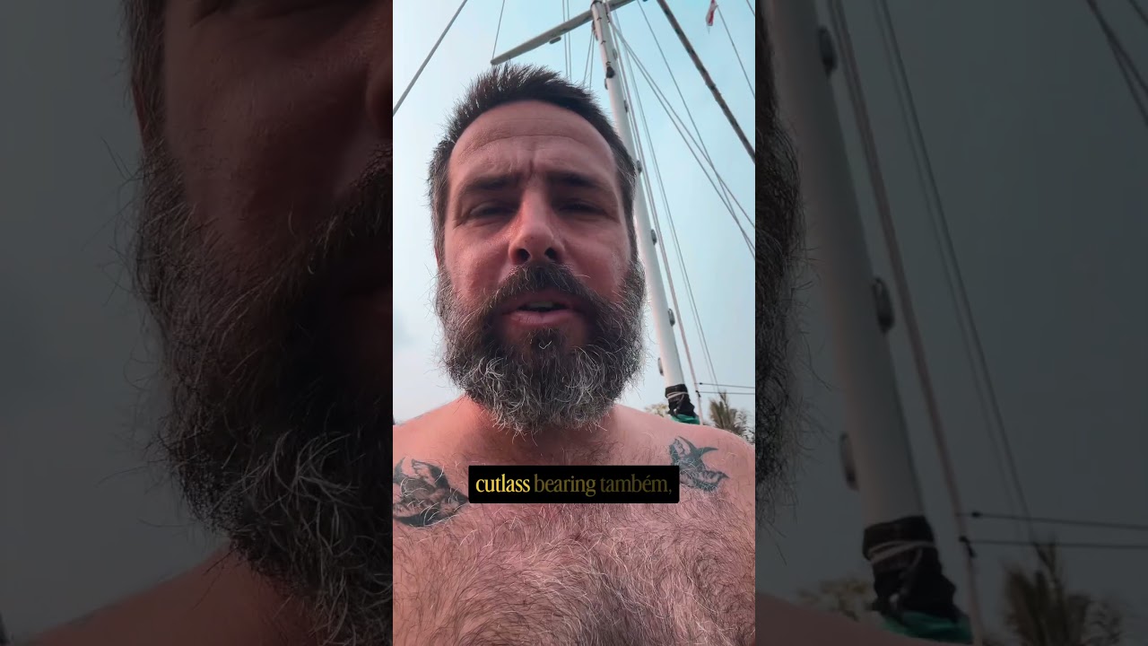 ⁣Lixo por todo o lado numa marina em Sorong, Indonésia