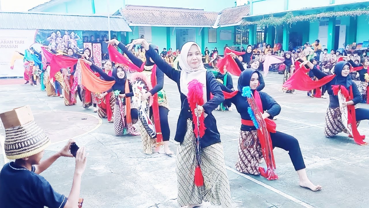 MERIAH ...ACARA PAGELARAN TARI BANYUMASAN DI SMP N 5 PURWOKERTO