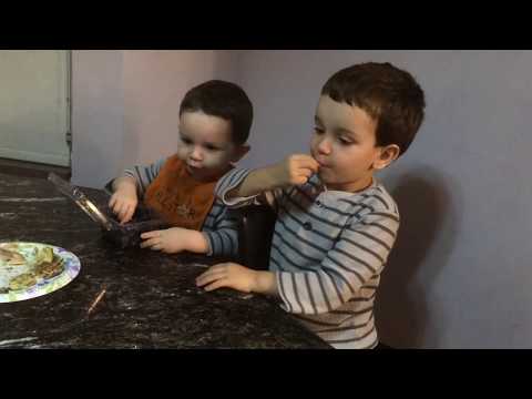Едет трактор. Traktor gosha. Kids plaing and eating bluebarry