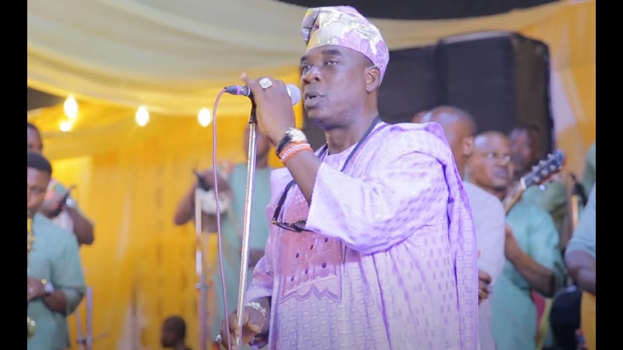 K1 DE ULTIMATE SERENADES OLUSEGUN OBASANJO  IN A SPECIAL WAY PARTY GUESTS APPLAUD HIS DEXTERITY