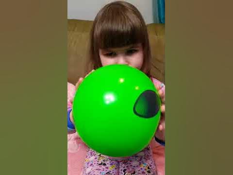 Аниса надувает шарик - YouTube