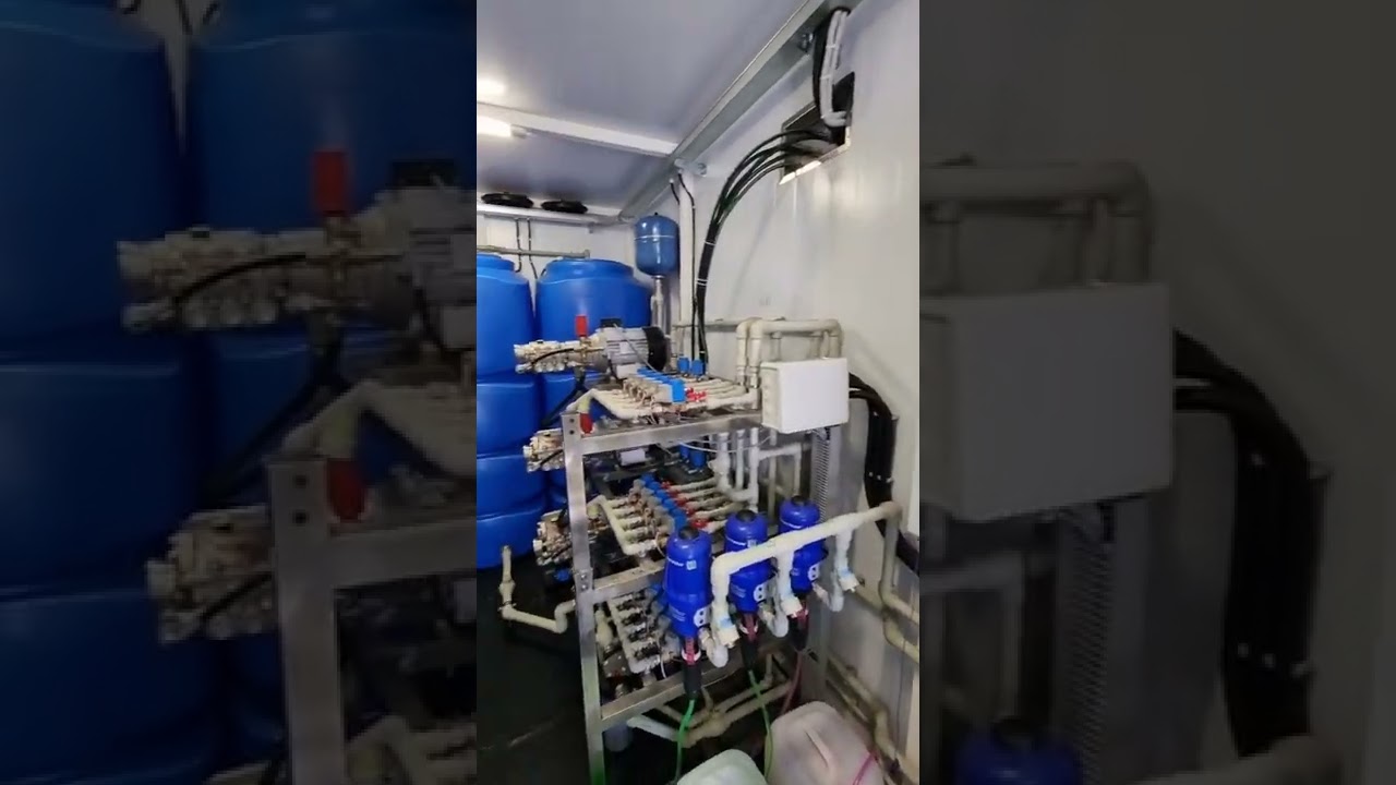 Технический блок-контейнер с оборудованием для автомойки. 