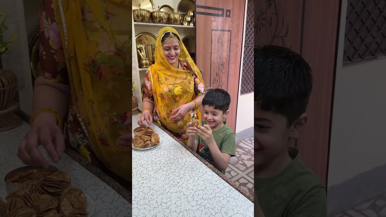 घर वाले हो जाएंगे खुश जब बनाओगे ये Flower Mathri | Holi Special Namkeen Mathri | Marwadi Rasoi