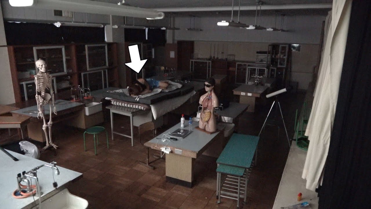 廃校の理科室に1人で泊まったらヤバい現象が起きた。