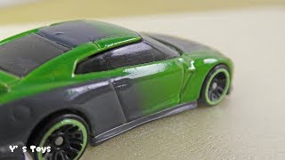 Tomica and Hot Wheels cars come out of the box and go down the slope!トミカとホットウィールを箱から取り出して坂道を滑らせよう！