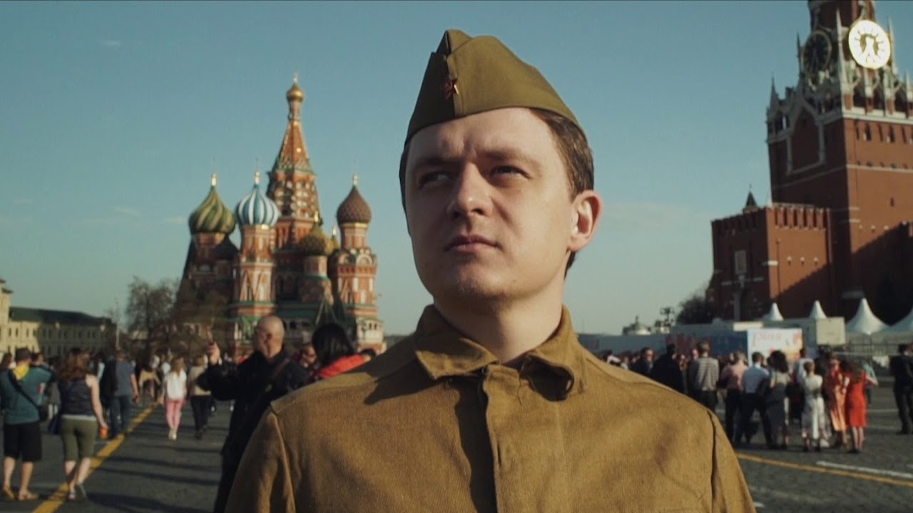 Советский солдат смотрит в камеру. Global russians