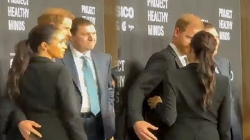 Ongemakkelijk moment: Meghan Markle duwt de hand van prins Harry weg op de rode loper in New York