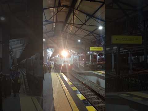 Kereta api batavia masuk stasiun klaten #keretaapiindonesia #keretaapi #cc203 #malamhari #fyp
