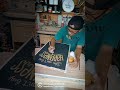 Poster kayu memang lebih cakep kalo dilukis tangan, jadi lebih terlihat natural.