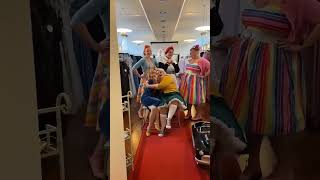 Dagens Tema I Dag Holder Vi Skør Fredag - Og Prøver At Finde Guldet For Enden Af Regnbuen