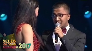 Mesranya Denada Nyanyi didampingi Sang Kekasih - Seleb On News Awards 2017 (9/2)