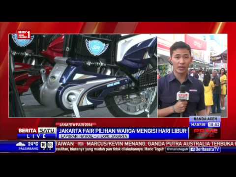 Pengunjung Serbu Pakaian Dan Sepatu Di Jakarta Fair