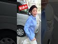 撮影まで待ち時間があり、お天気も良く暖かだったので、スタジオの外に出て、ちょっと、まあ、その、撮影スタッフさんの車で遊んでます (笑)しかし、何をしたかったんだろ、アタシ #神野美伽 #演歌