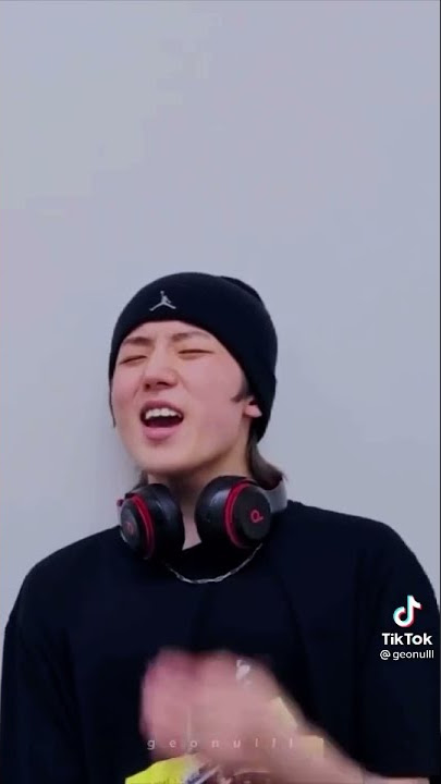 #geonu just b singing into the iland😢