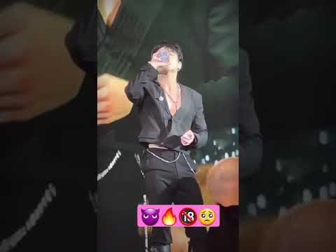 انتصاب كوك علي المسرح في حفل لوس وس