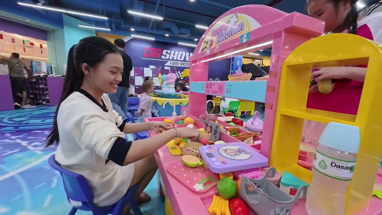 Milk và Bo đi chơi Vincome mùng 5 tết