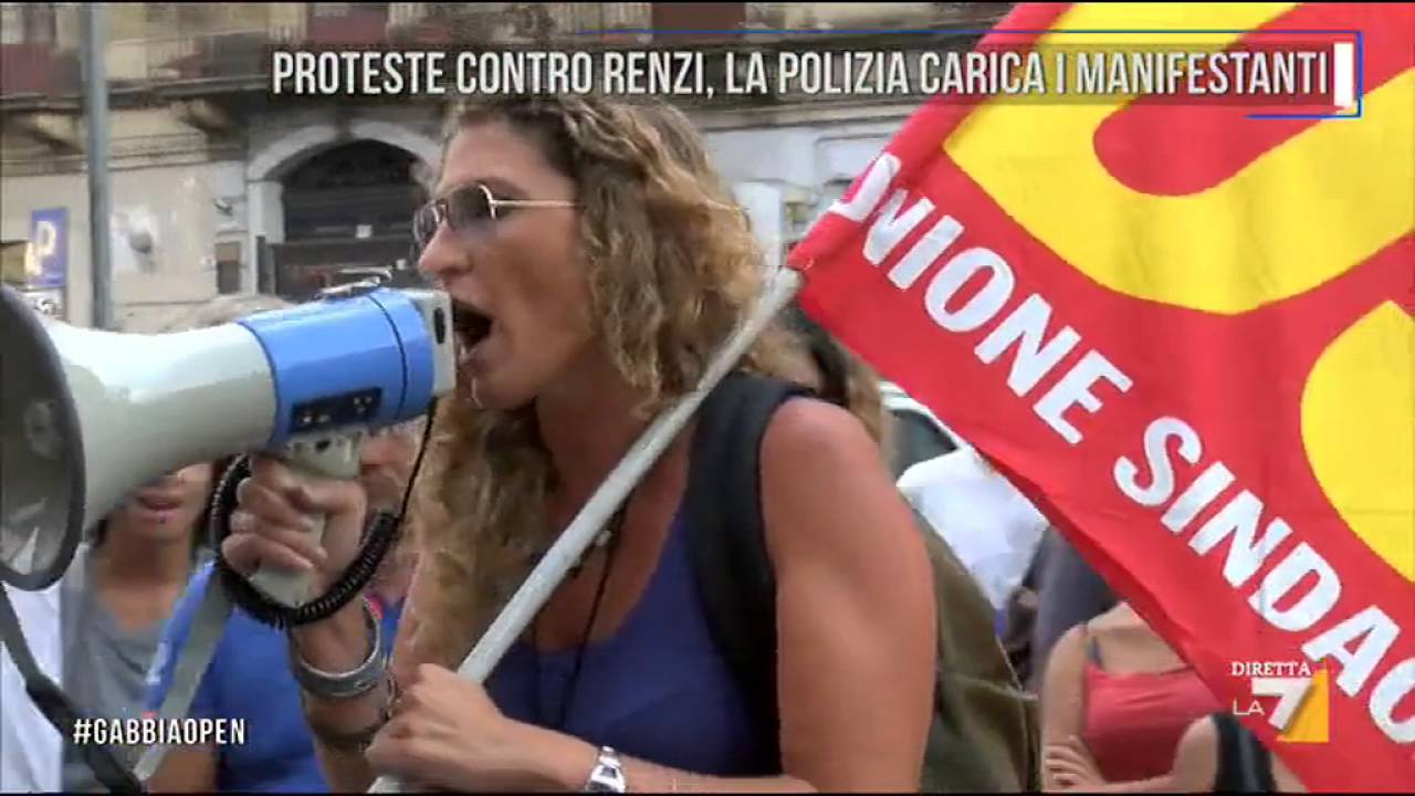 Proteste contro Renzi, la polizia carica i manifestanti
