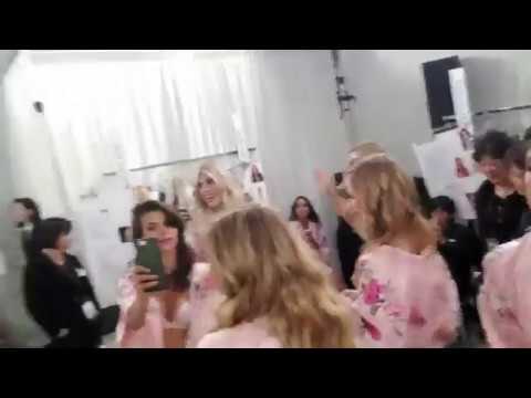 People Signig T Vitoria Secret Fashion Show People Signig T Vitoria Secret Fashion Show