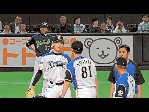 先発加藤貴之に強烈な打球が、左すね付近を直撃して治療後、投球練習を始めようとするが吉井コーチからストップがかかる～井口和朋が緊急登板～